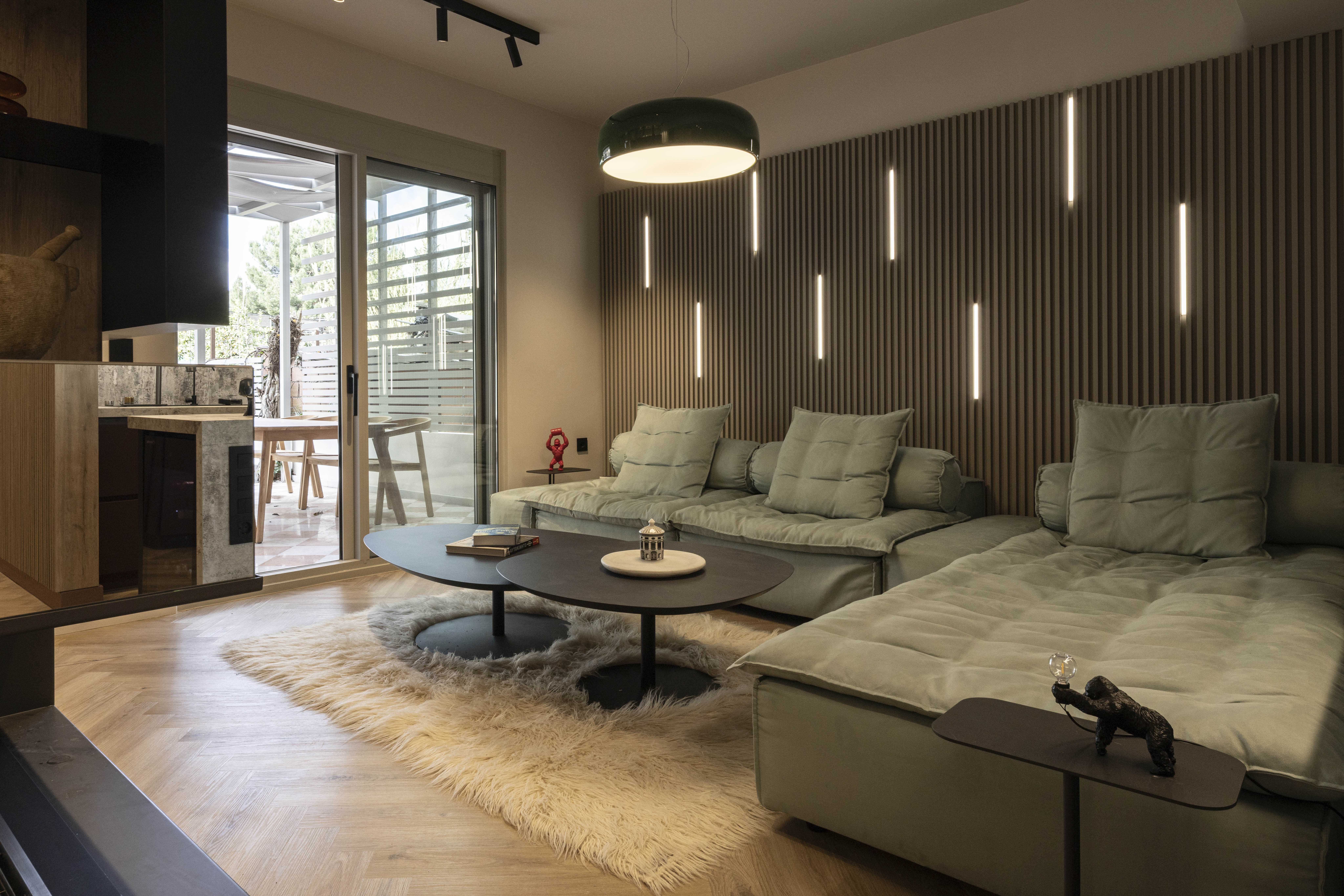 2.LIVING ROOM